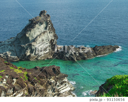 夏の石垣島 神が降臨する聖地の御神崎からふちぶい岩を望む 夏の石垣島 神が降臨する聖地の御神崎からふちぶい岩を望む 93150656