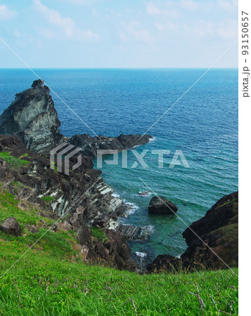 夏の石垣島 神が降臨する聖地の御神崎からふちぶい岩を望む 夏の石垣島 神が降臨する聖地の御神崎からふちぶい岩を望む 93150657