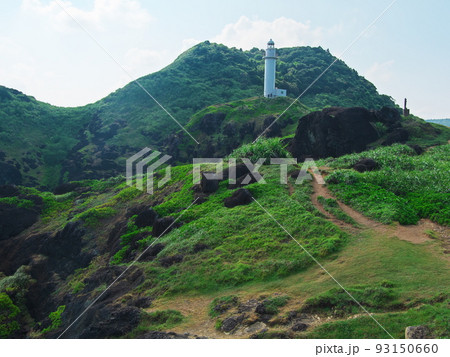夏の石垣島 神が降臨する聖地の御神崎から灯台を望む 夏の石垣島 神が降臨する聖地の御神崎から灯台を望む 93150660