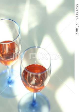 グラスに注がれたロゼワイン、光と影 グラスに注がれたロゼワイン、光と影 93151255