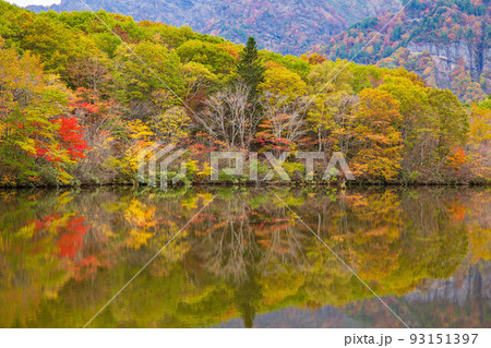 霊験あらたか信州戸隠の秋 紅葉の鏡池 霊験あらたか信州戸隠の秋 紅葉の鏡池 93151397