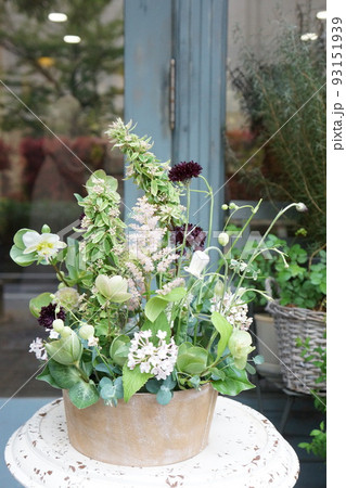 春のお花のフラワーアレンジメント 93151939