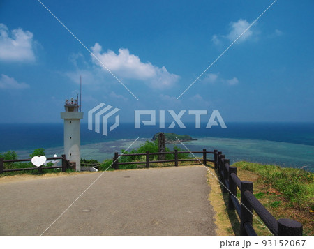 夏の石垣島最北端　恋人たちの聖地　平久保崎灯台 93152067