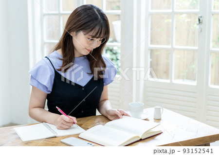 勉強する眼鏡をかけたの若い女性 勉強する眼鏡をかけたの若い女性 93152541