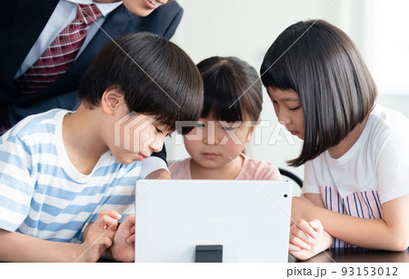タブレットでプログラミング教育を受ける小学生 タブレットでプログラミング教育を受ける小学生 93153012