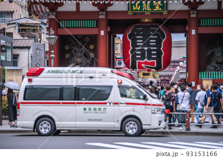 日本の東京都市景観 世界最多4週連続…行動制限なし。浅草寺前に出動した救急車…＝8月15日 93153166