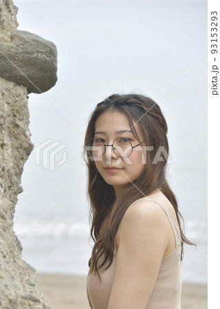 夏の北海道乙部町の海岸で20代の女性のポートレートを撮影 夏の北海道乙部町の海岸で20代の女性のポートレートを撮影 93153293