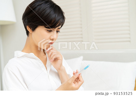 抗原検査をするか悩む女性 93153525