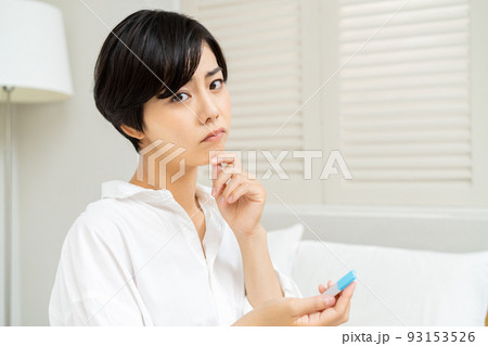 抗原検査をするか悩む女性 93153526