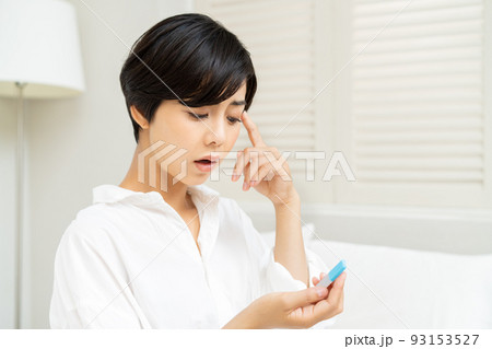 抗原検査をするか悩む女性 93153527
