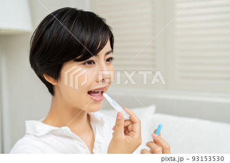 抗原検査をする女性　PCR検査 93153530