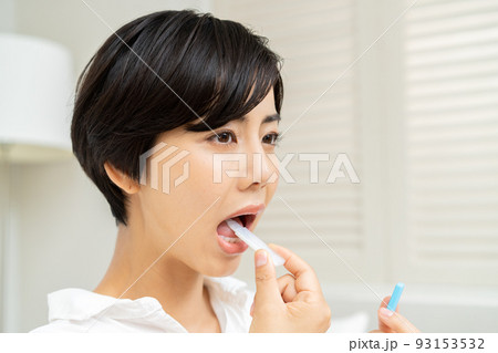 抗原検査をする女性　PCR検査 93153532