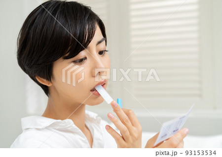 説明書を見て抗原検査をする女性　PCR検査 93153534