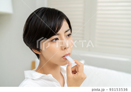 抗原検査をする女性 PCR検査 抗原検査をする女性 PCR検査 93153536