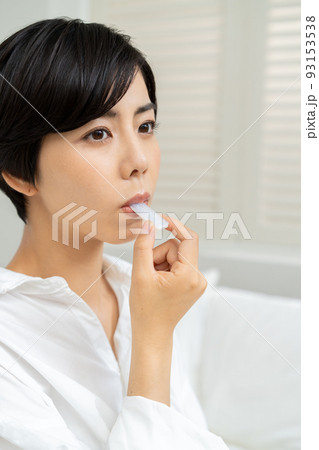 抗原検査をする女性　PCR検査 93153538