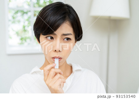 抗原検査をする女性 PCR検査 抗原検査をする女性 PCR検査 93153540