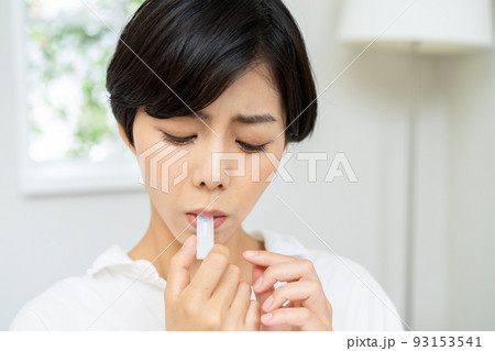 抗原検査をする女性　PCR検査 93153541