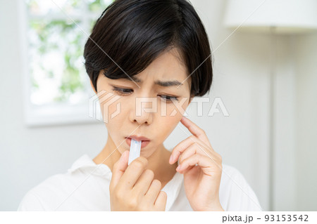 抗原検査をする女性　PCR検査 93153542