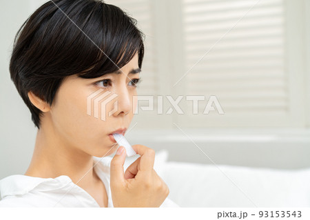 抗原検査をする女性　PCR検査 93153543