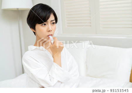 抗原検査をする女性　PCR検査 93153545