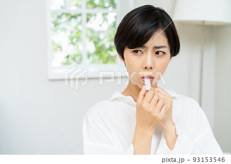 抗原検査をする女性 PCR検査 抗原検査をする女性 PCR検査 93153546