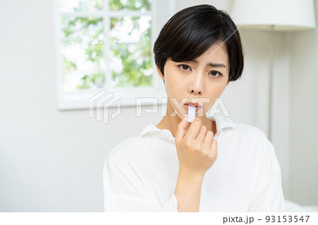 抗原検査をする女性 PCR検査 抗原検査をする女性 PCR検査 93153547