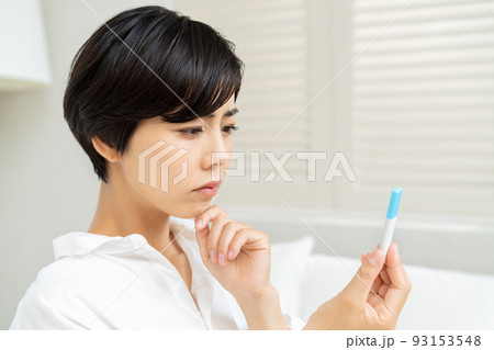 抗原検査、PCR検査の結果を見る女性 93153548
