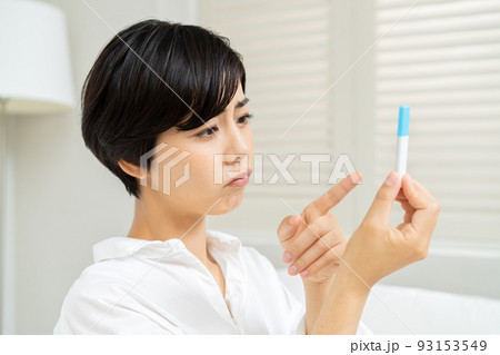 抗原検査、PCR検査の結果を見る女性 抗原検査、PCR検査の結果を見る女性 93153549
