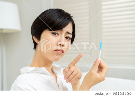 抗原検査、PCR検査の結果を見る女性 抗原検査、PCR検査の結果を見る女性 93153550