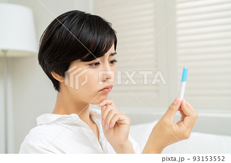 抗原検査、PCR検査の結果を見る女性 93153552