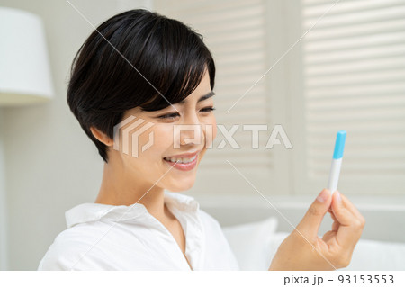 抗原検査、PCR検査の結果を見て安心する女性 抗原検査、PCR検査の結果を見て安心する女性 93153553