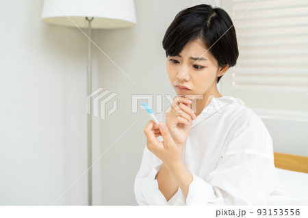 抗原検査、PCR検査の結果を見て不安になる女性 抗原検査、PCR検査の結果を見て不安になる女性 93153556