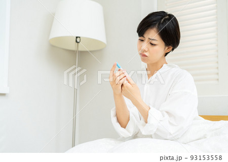 抗原検査、PCR検査の結果を見て不安になる女性 93153558