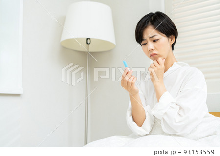 抗原検査、PCR検査の結果を見て不安になる女性 93153559