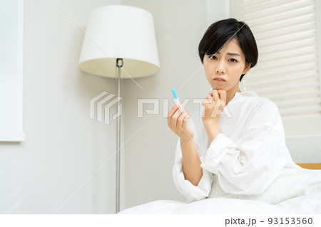 抗原検査、PCR検査の結果を見て不安になる女性 抗原検査、PCR検査の結果を見て不安になる女性 93153560