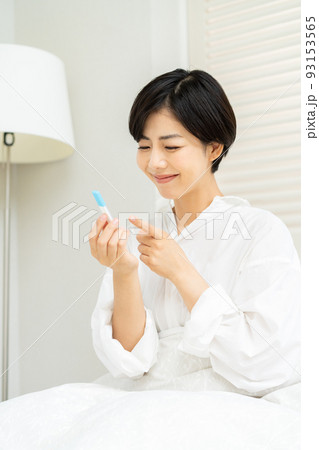 抗原検査、PCR検査の結果を見て安心する女性 93153565