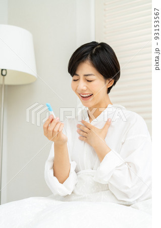 抗原検査、PCR検査の結果を見て安心する女性 抗原検査、PCR検査の結果を見て安心する女性 93153567