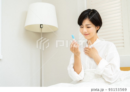 抗原検査、PCR検査の結果を見て安心する女性 93153569