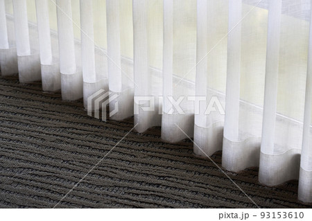 レースのカーテンに出来たドレープと絨毯の床 93153610