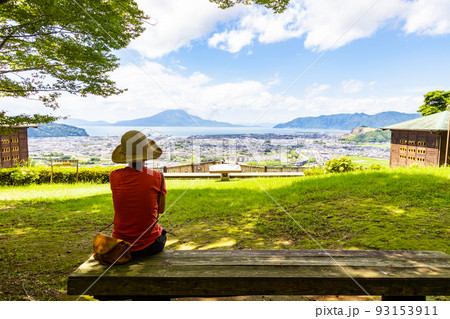 鹿児島県姶良市の高倉展望台からの風景　錦江湾と桜島の風景 93153911