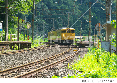 芸備線(伯備線)布原駅を通過する新見行き普通電車2 岡山県新見市 芸備線(伯備線)布原駅を通過する新見行き普通電車2 岡山県新見市 93154467