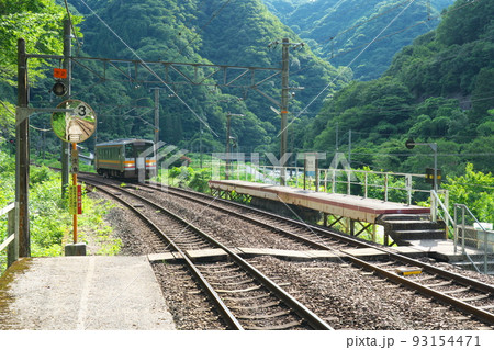 芸備線(伯備線)布原駅に入線する新見行き普通ディーゼル車1 岡山県新見市 芸備線(伯備線)布原駅に入線する新見行き普通ディーゼル車1 岡山県新見市 93154471
