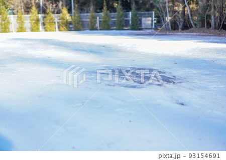 冬の凍った地面 93154691