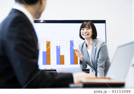 ビジネス　女性　会議　ミーティング　セミナー 93155099