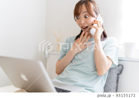 女性　驚く　笑顔　スマホ 93155172