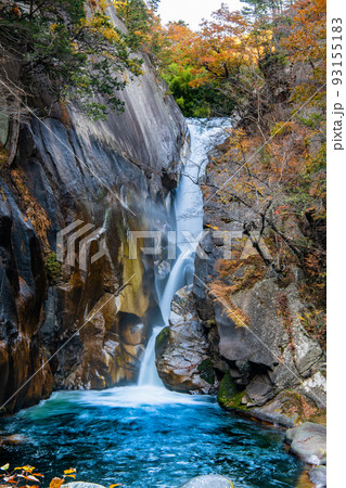 山梨県 紅葉に染まる昇仙峡 ~仙娥滝~ 山梨県 紅葉に染まる昇仙峡 ~仙娥滝~ 93155183