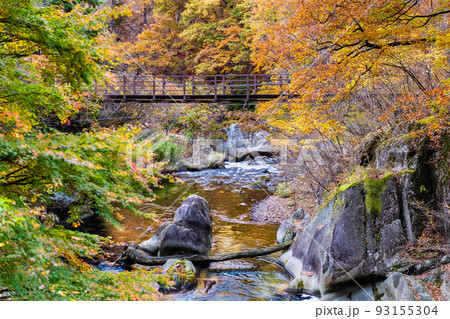 山梨県 紅葉に染まる昇仙峡 93155304