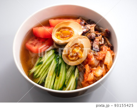 白い器に盛られた冷麺 93155425