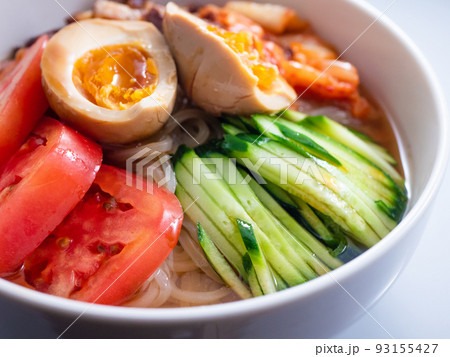 白い器に盛られた冷麺 93155427