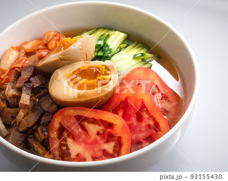 白い器に盛られた冷麺 白い器に盛られた冷麺 93155430